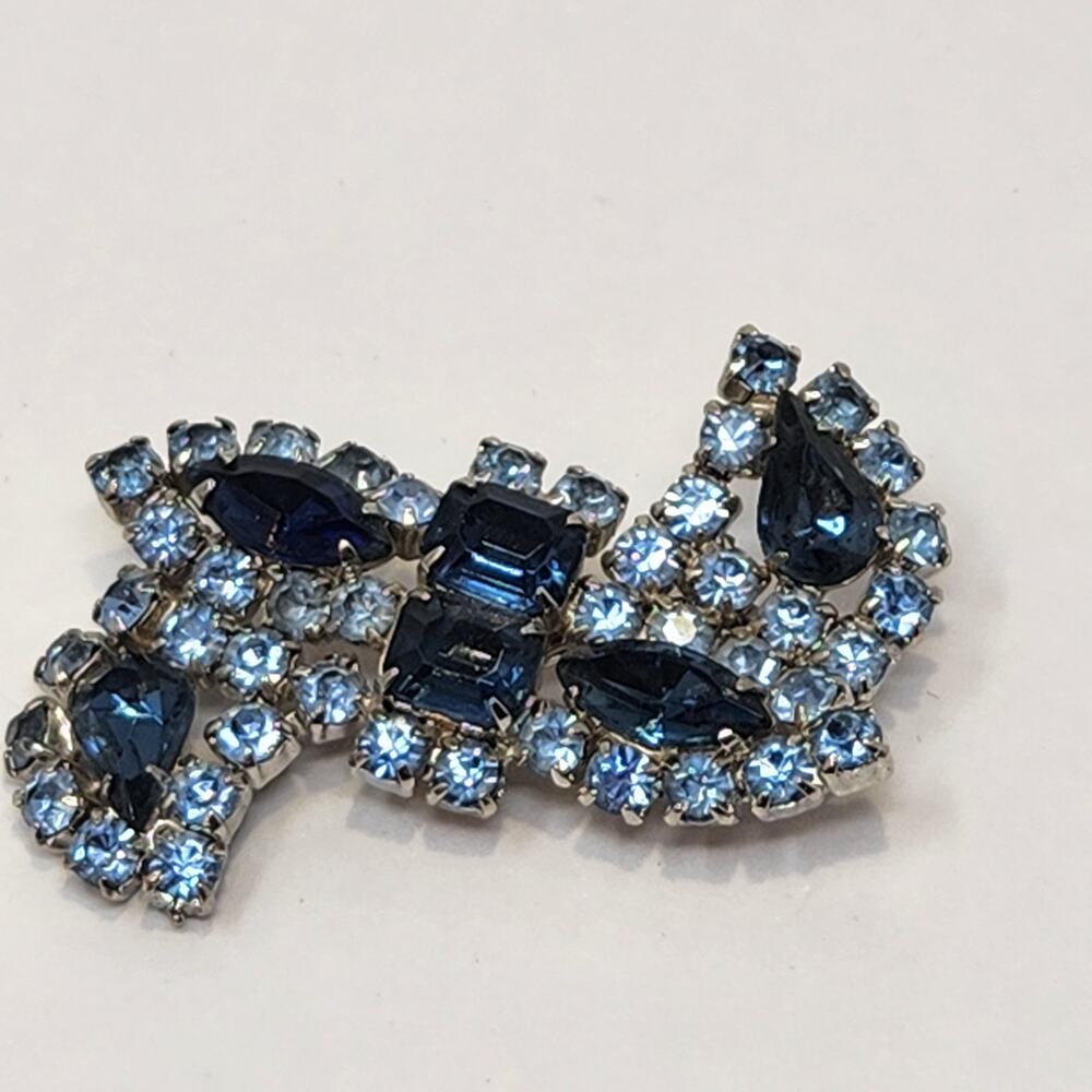Blue Multi Tone Crystal Brooch Pin Silver Tone Prong Setting Cluster Vintage